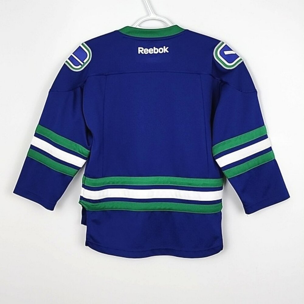NHL Vancouver Canucks Youth Hockey Jersey Reebok Blue Classic Style Home Sz S/M - Picture 2 of 11